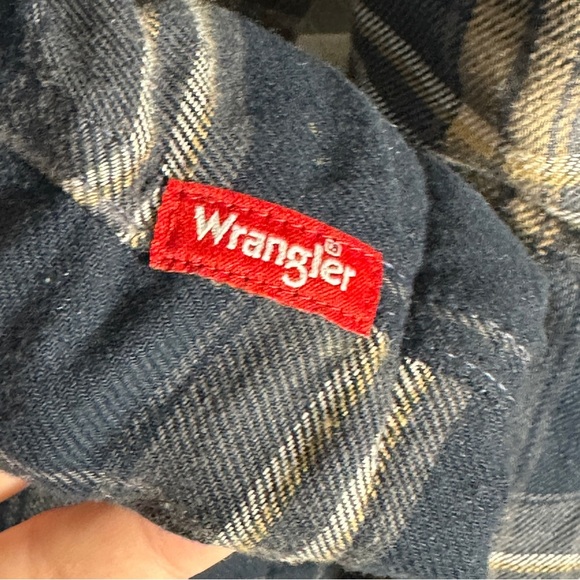 Wrangler sherpa lined flannel shacket/jacket, size small, layer warm - Picture 5 of 12